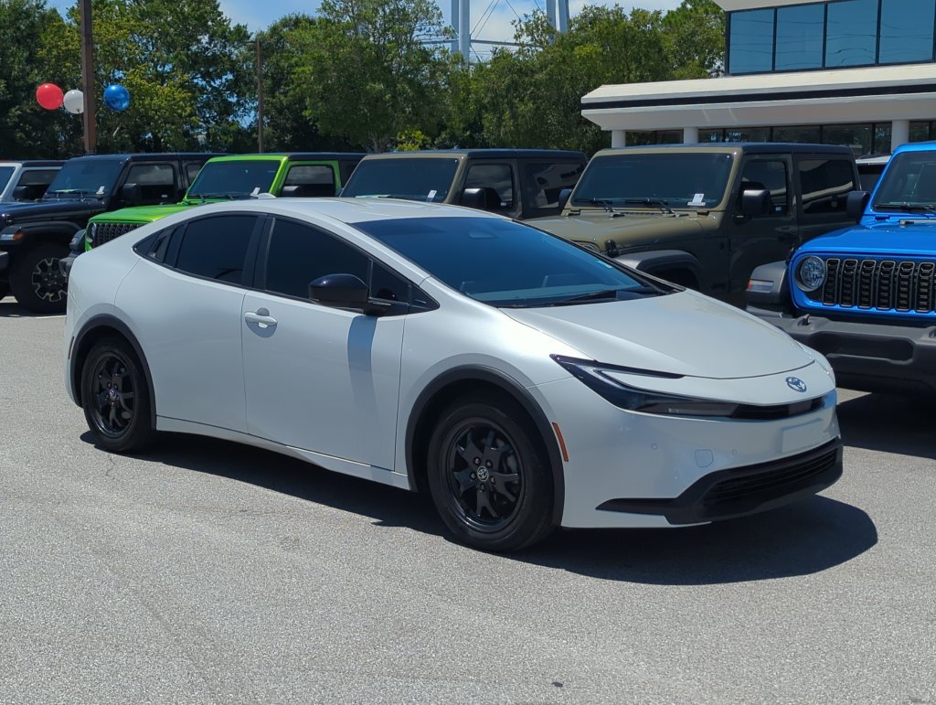 Used 2025 Toyota Prius LE FWD image 8