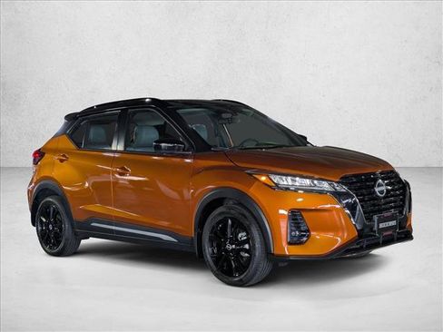 Used 2023 Nissan Kicks SR w/ SR Premium Package FWD image 3