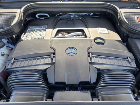 Used 2025 Mercedes-Benz Maybach GLS 600 4MATIC image 38