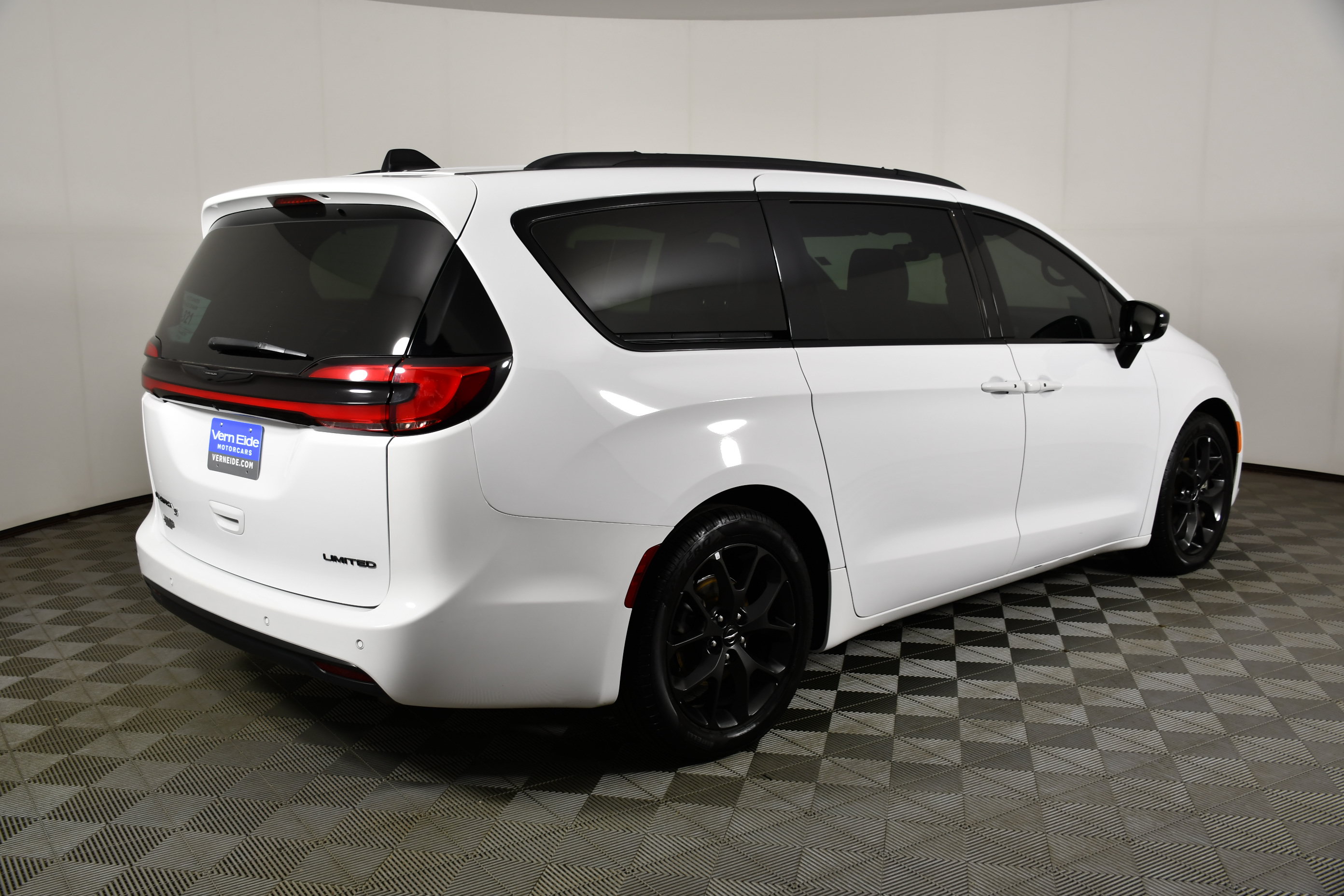 Used 2025 Chrysler Pacifica Limited FWD image 6