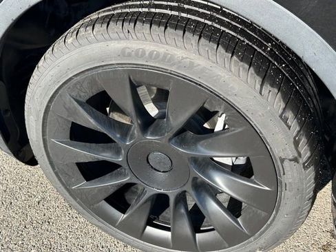 Used 2021 Tesla Model Y Long Range image 8