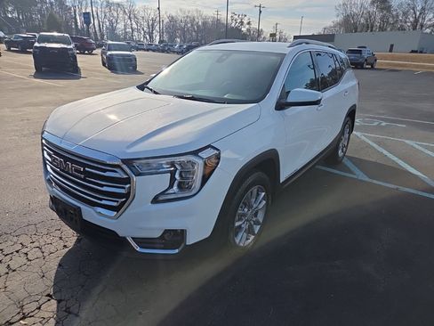 Used 2024 GMC Terrain SLT image 3