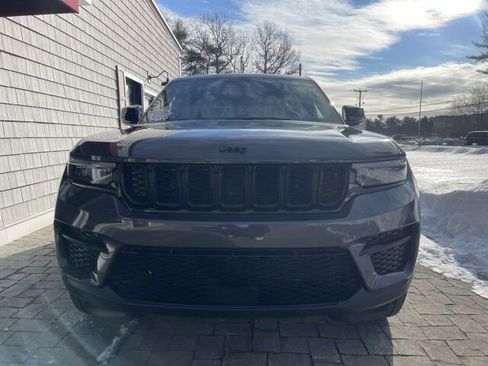 Used 2024 Jeep Grand Cherokee Altitude image 2