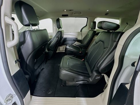Used 2024 Chrysler Pacifica Touring-L image 26