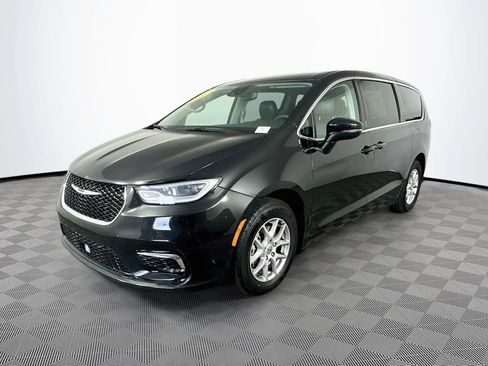 Certified 2023 Chrysler Pacifica Touring-L FWD image 5