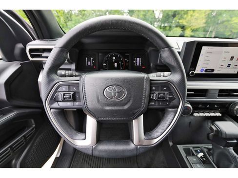 Used 2025 Toyota 4Runner SR5 AWD/4WD image 13