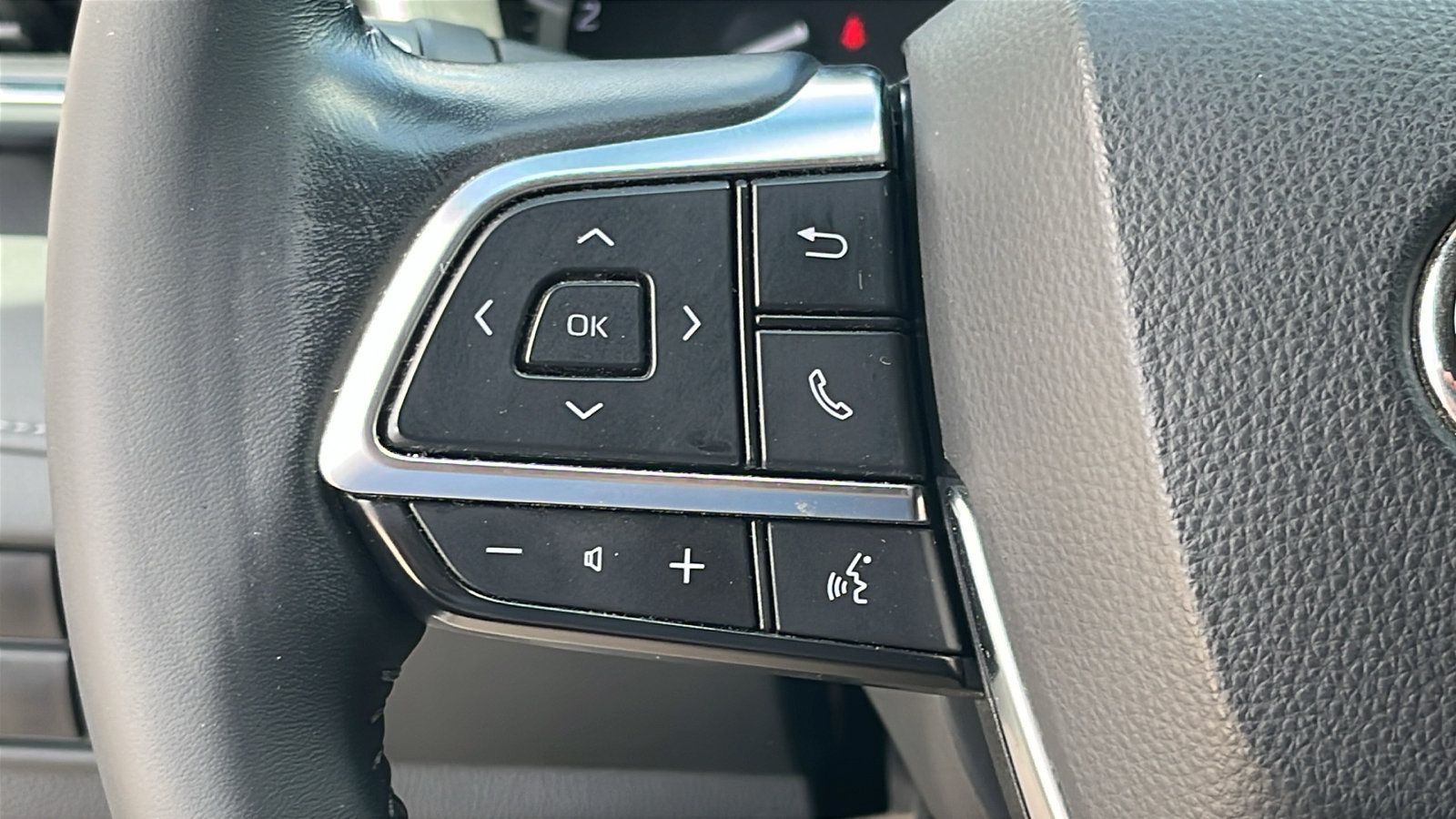 Used 2021 Toyota Highlander XSE FWD image 16