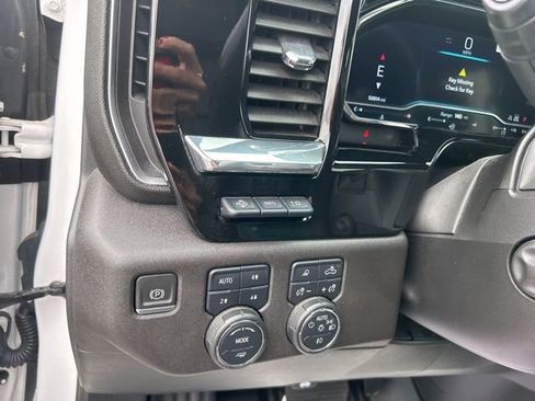 Used 2023 Chevrolet Silverado 1500 High Country w/ Technology Package AWD/4WD image 18