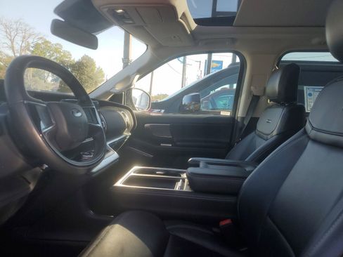 Used 2025 Ford Expedition Platinum image 8