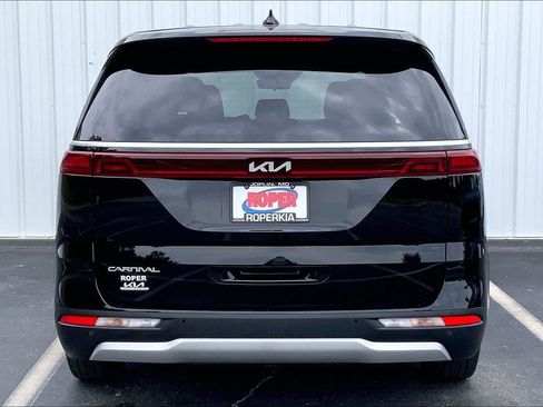 Used 2024 Kia Carnival LX FWD image 1