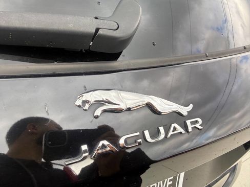 Used 2019 Jaguar F-PACE Premium image 23