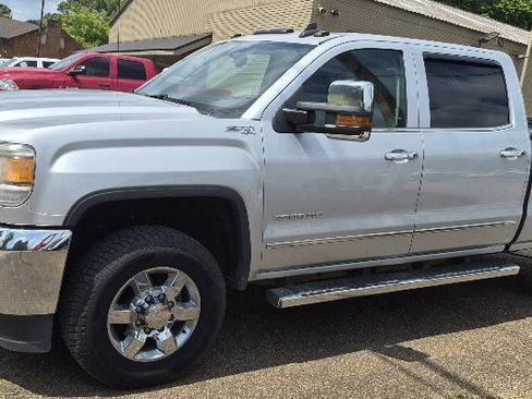 Used 2015 GMC Sierra 2500 SLT w/ Suspension Package, Off-Road AWD/4WD image 3