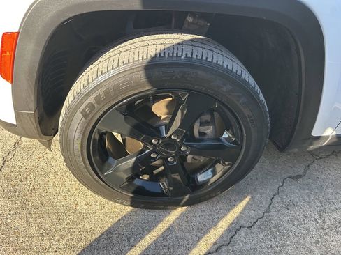 Used 2023 Jeep Grand Cherokee L Laredo image 7