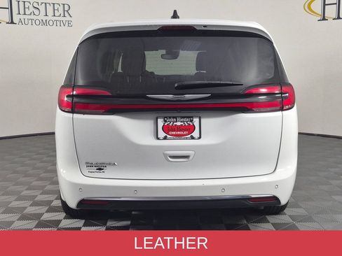 Used 2023 Chrysler Pacifica Touring-L FWD image 6