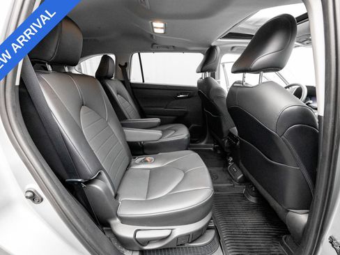 Used 2021 Toyota Highlander XLE AWD/4WD image 15