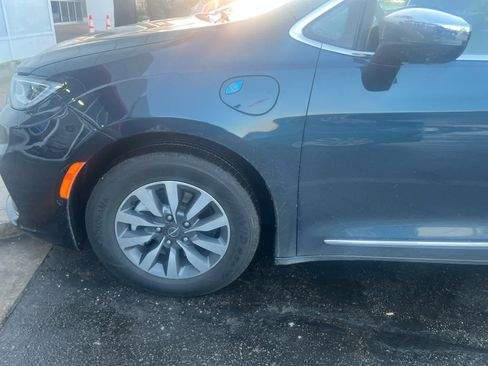 Used 2022 Chrysler Pacifica Limited image 3