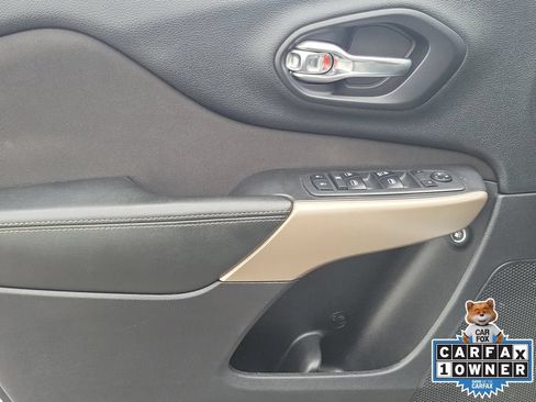 Used 2018 Jeep Cherokee Latitude FWD image 16