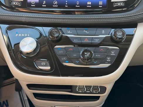 Used 2024 Chrysler Pacifica Limited FWD image 24