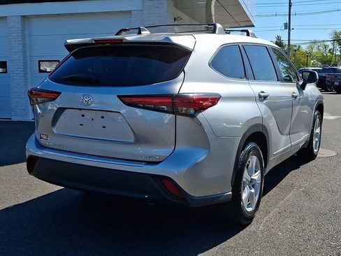 Used 2023 Toyota Highlander LE AWD/4WD image 6