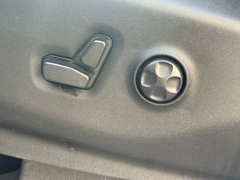 Used 2024 Chrysler Pacifica Touring-L image 8