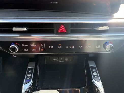 Certified 2025 Kia Sorento SX image 19