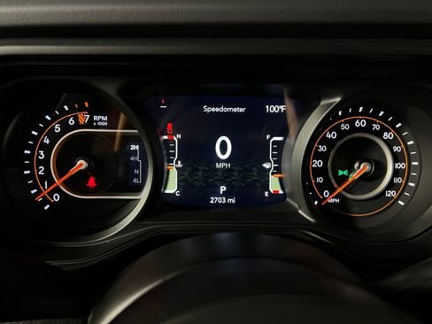 Used 2025 Jeep Gladiator Mojave w/ Convenience Group AWD/4WD image 16