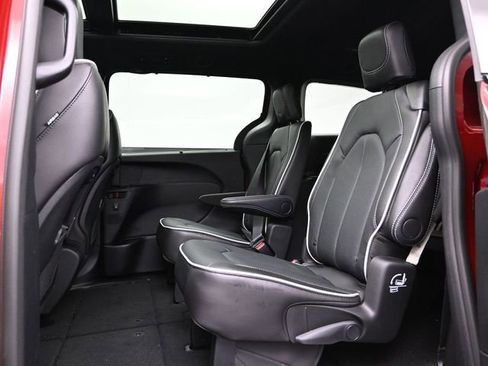 New 2026 Chrysler Pacifica Limited FWD image 27