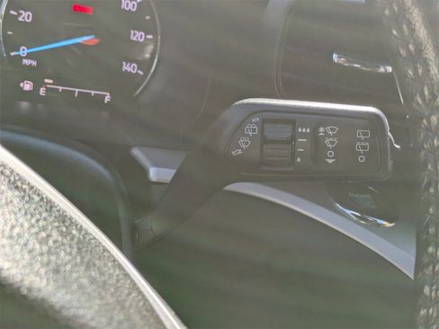 Used 2022 Ford Explorer XLT image 32