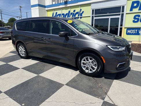 Used 2023 Chrysler Pacifica Touring-L FWD image 2
