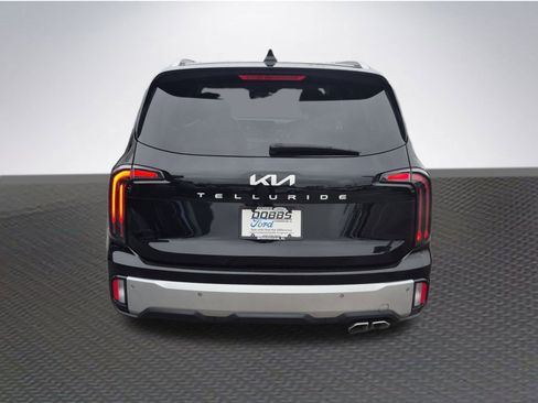 Used 2024 Kia Telluride EX w/ EX Captain's Chair Package image 6