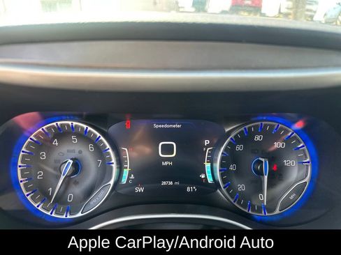 Used 2025 Chrysler Pacifica Select image 9