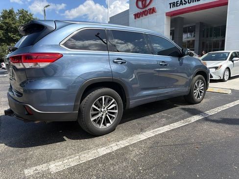 Used 2017 Toyota Highlander XLE FWD image 2