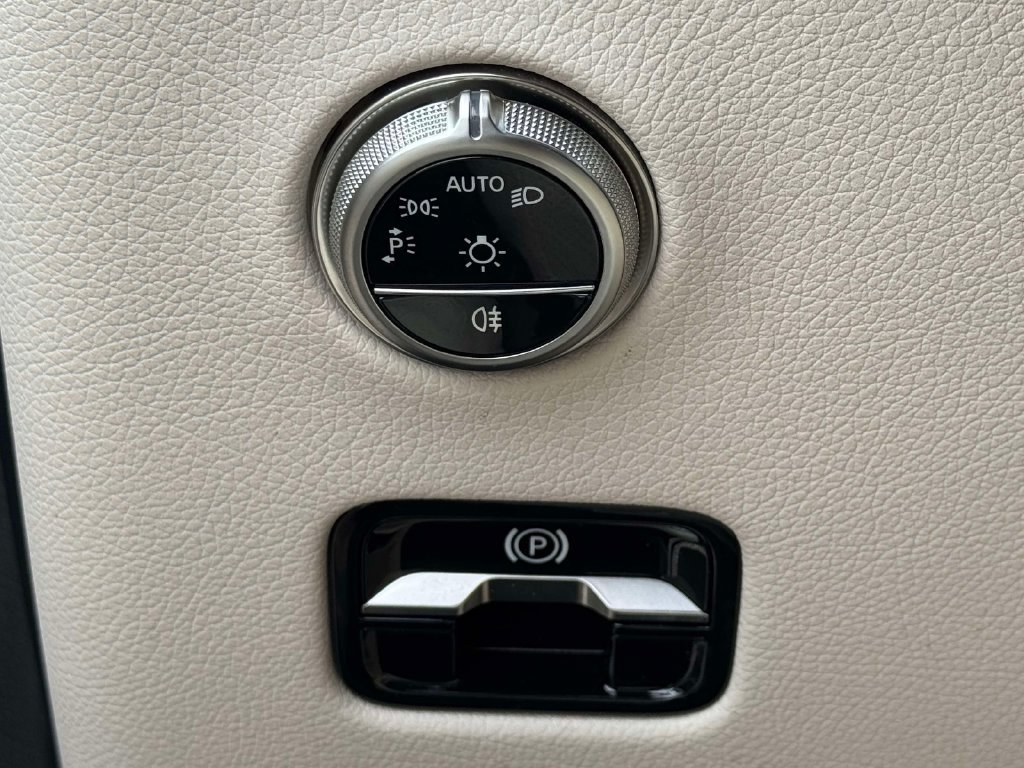Used 2025 Mercedes-Benz GLC 300 4MATIC image 19
