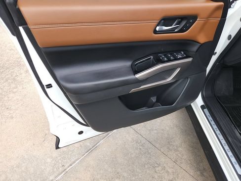 Certified 2024 Nissan Pathfinder Platinum FWD image 32