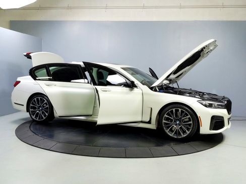 Used 2022 BMW 750i xDrive w/ Executive Package image 16