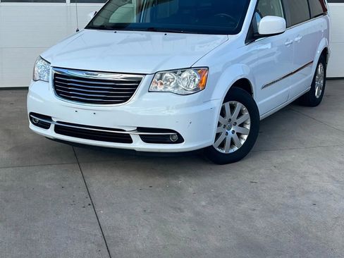 Used 2016 Chrysler Town & Country Touring image 3