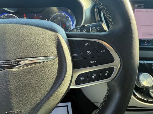 Used 2022 Chrysler Pacifica Touring-L image 29