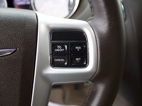 Used 2015 Chrysler Town & Country Touring image 18