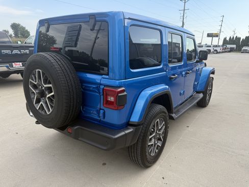 Used 2026 Jeep Wrangler Unlimited Sahara AWD/4WD image 36