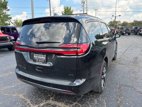 Used 2023 Chrysler Pacifica Touring-L w/ S Appearance Package AWD/4WD image 8
