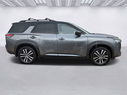 Used 2024 Nissan Pathfinder Platinum FWD image 3