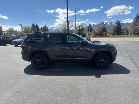 New 2026 Jeep Grand Cherokee Altitude AWD/4WD image 4