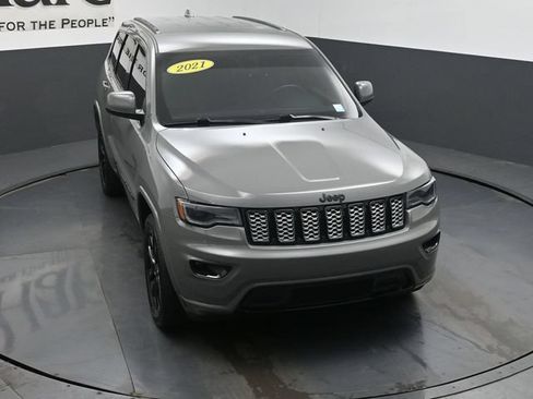 Used 2021 Jeep Grand Cherokee Laredo AWD/4WD image 46