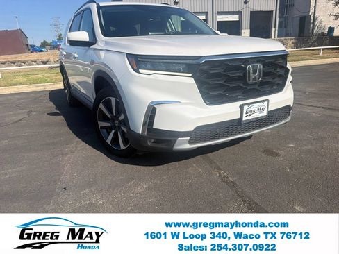 Used 2025 Honda Pilot Touring image 1
