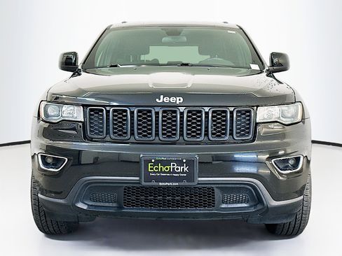 Used 2020 Jeep Grand Cherokee Laredo image 2