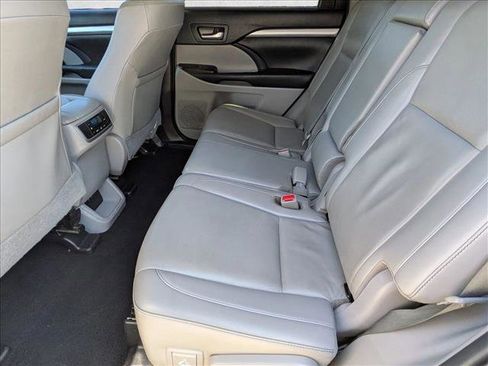 Used 2019 Toyota Highlander XLE FWD image 19