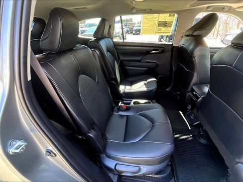 Certified 2025 Toyota Highlander XLE image 19
