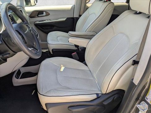 Used 2018 Chrysler Pacifica L FWD image 15