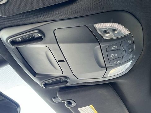 Used 2025 Chrysler Pacifica Limited FWD image 34