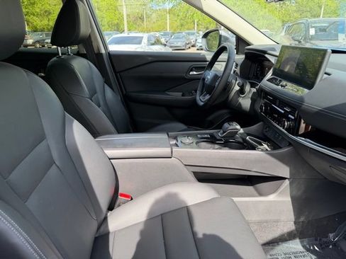 Used 2025 Nissan Rogue SL AWD/4WD image 9